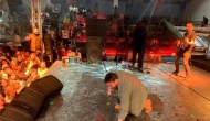 Sinan Akçıl'ın konserinde ilginç anlar! Öğrenciler "Yoruldum" diyen şarkıcıya mesir macunu attılar