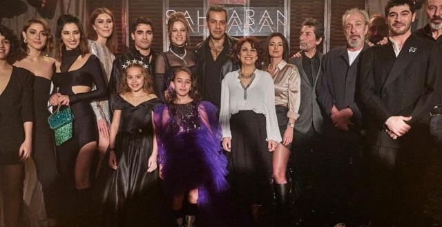 Şahmaran dizisinin galası yapıldı, başrol Serenay Sarıkaya şıklığıyla göz kamaştırdı
