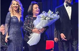 Концерт был проведен в пользу больных раком под эгидой супруги премьер-министра Зеррин Устюн.