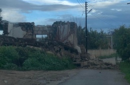 An old building in İskele Yarköy was destroyed in the earthquake.